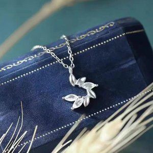 Wheat clavicle necklace girl